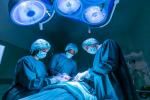 Grupo de médicos en el quirófano realizando un trasplante de riñón