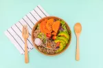 La dieta keto puede ayudar a mejorar enfermedades mentales graves Plato con ingredientes de la dieta Keto