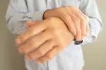Un antidiabético oral podría frenar síntomas motores del párkinson Hombre sujetándose la mano para evitar los temblores