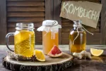 La kombucha imita al ayuno y podría reducir la acumulación de grasas Frascos con infusiones de kombucha