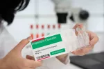 Descubren que la cilastatina protege contra el daño ocular por glaucoma Farmacéutico mostrando una caja de cilastatina