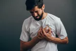 Descubren los lazos que unen la angina de pecho y el COVID persistente Hombre se queja por dolor de angina de pecho