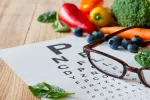 Luteína, cómo protege tus ojos y usos en oftalmología Unas gafas junto a un grupo de verduras ricas en luteína