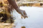 Los casos de cólera se disparan y la OMS alerta de epidemias en 23 países Un científico recogiendo una muestra de agua para analizarla