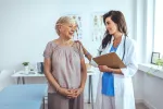 Ser tratado por una médica se asocia con un menor riesgo de morir Doctora tratando a una paciente de la tercera edad
