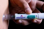 Europa autoriza una pluma que administra Mounjaro para tratar la obesidad Paciente con obesidad inyectándose Mounjaro