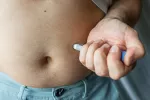El fármaco Wegoby para combatir la obesidad ya se puede comprar en España Persona obesa aplicándose en nuevo tratamiento