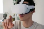 Realidad virtual para los pacientes con ictus Paciente usa gafas de realidad virtual