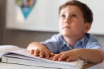 La técnica CRISPR mejora la visión en personas con ceguera hereditaria NIño leyendo un libro con las manos