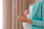 Mujer embarazada con un cigarrillo encendido en la mano