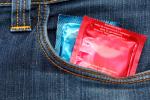 Preservativos en el bolsillo del vaquero de un joven