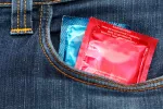 Preservativos financiados para jóvenes españoles Preservativos en el bolsillo del vaquero de un joven