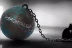 Día Mundial de la Fibromialgia: novedades y avances en su tratamiento Mujer cabizbaja encadenada con un grillete a una bola enorme de hierro.