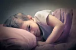 Dormir mal en la infancia puede derivar en psicosis en la juventud Nino en la cama despierto durante la noche