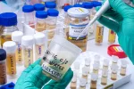 Así es FLiRT, la variante COVID dominante en USA que inquieta a los expertos Análisis de muestras de aguas residuales en un laboratorio