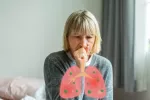 GSK ha lanzado en España su nueva vacuna Arexvy diseñada para combatir el virus respiratorio sincitial (VRS) en adultos mayores sanos o con comorbilidades y ayudar a prevenir las infecciones del tracto respiratorio inferior y sus complicaciones. Mujer infectada con el virus respiratorio sincitial (VRS)