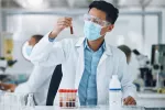 Proteínas en sangre pueden predecir cáncer 7 años antes del diagnóstico Investigador sostiene un tubo con sangre en un laboratorio