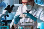 Señalan las 15 bacterias resistentes a fármacos que amenazan a la humanidad Científico analizando unas muestras en el laboratorio