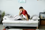Crean un gel antiresaca que protege de los efectos nocivos del alcohol Persona recién despierta con dolor de cabeza debido a la resaca