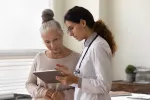 Identifican la clave para detectar el alzhéimer en personas sin síntomas Una mujer mayor hablando con su doctora en la consulta