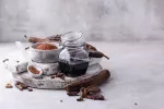 Descubren el potencial de un extracto de la algarroba para tratar demencias Semillas y polvo de algarroba