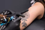 Los tatuajes están asociados a un riesgo un 21% mayor de cáncer linfático Un tatuador realizando un tatuaje a una chica en el brazo