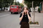 El ruido y la contaminación dañan la salud mental de jóvenes y adolescentes Mujer joven hablando por teléfono en medio del tráfico de una ciudad