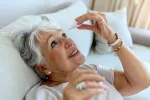 Nuevo colirio para el tratamiento del glaucoma disponible en España Una mujer mayor aplicando coliro en sus ojos