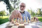 Mantener una gran reserva cognitiva puede retrasar o prevenir la demencia Anciano jugando al ajedrez