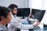 Un fármaco ‘caballo de Troya’ mejora la supervivencia en cáncer de mama Doctor mostrando a una paciente la evolución positiva de su cáncer de mama