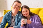 Identifican la alteración genética que causa una discapacidad intelectual Dos niños con discapacidad intelectual sonríen a la cámara