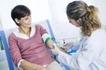 Un test de sangre ultrasensible puede predecir la recaída del cáncer de mama Mujer de mediana edad realizándose una extracción de sangre