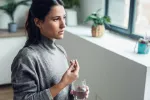 Al dejar los antidepresivos 1 de cada 3 personas experimenta síntomas Mujer dejando de tomar antidepresivos