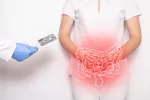 Un fármaco cambia las reglas del juego para pacientes con cáncer de intestino Doctor examinando un informe de un paciente con cáncer de colon