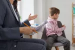 El TDAH está sobrediagnosticado en los niños más pequeños del cole Profesora hablando con un alumno con gesto de desatención