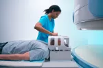 Nueva técnica puede predecir demencia hasta 9 años antes del diagnóstico Doctora realiza una resonancia magnética a un paciente