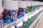 El edulcorante artificial xilitol ligado a más riesgo de infarto e ictus Lineal de un supermercado con productos que contienen xilitol