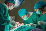 Extirpan cáncer de próstata sin dañar tejidos gracias a un tinte brillante Cirujanos extirpan tumor de próstata