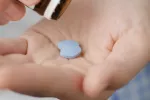 La Viagra podría ayudar a prevenir demencia al mejorar el flujo sanguíneo Una persona sostiene en su mano dos pastillas de Viagra