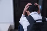 Los niños con autismo tienen el triple de riesgo de sufrir acoso escolar Niño en el colegio sentado con las manos en la cabeza