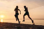 Revelan a qué hora hacer ejercicio para reducir los niveles de glucosa Una pareja corriendo al atardeder por la playa