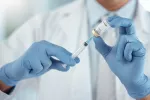 La vacuna combinada contra gripe y COVID de Moderna demuestra su eficacia Doctor preparando una dosis de la vacuna contra gripe y COVID de Moderna