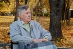 La depresión acelera la pérdida de memoria en los mayores, y viceversa Anciano con la mirada perdida sentado en el parque