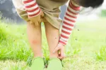 El dengue aumenta en Europa y mosquitos infectados podrían llegar a España Niña pequeña rascando sus piernas por la picadura de un mosquito
