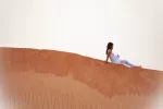 El frío y el calor pueden afectar al desarrollo del cerebro de los niños Mujer embarazada tumbada en una duna del desierto