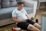 El 3% de los niños en España padece hígado graso: por qué crecen los casos Niño obeso sentado frente al televisor