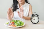 Ayunar entrena a las células asesinas inmunes para combatir mejor el cáncer Mujer rechazando alimentos por que está realizando ayuno