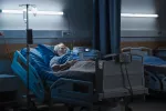 Esclarecen las causas por las que el COVID es más devastador en los mayores Anciano ingresado en el hospital a causa del COVID