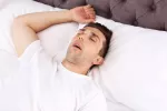 Un medicamento para adelgazar, primer fármaco eficaz para la apnea del sueño Hombre durmiendo y roncando por la apnea