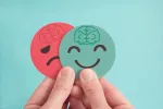 Tener experiencias positivas puede ayudar a reducir el riesgo de alzhéimer Una persona sujeta dos emojis, uno positivo y otro negativo